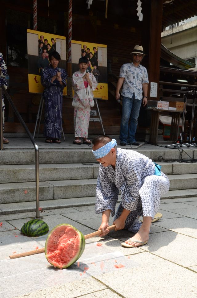 スイカ割りも行った林家たい平！ 映画『もういちど』大ヒット祈願イベント写真ギャラリー（2枚目）