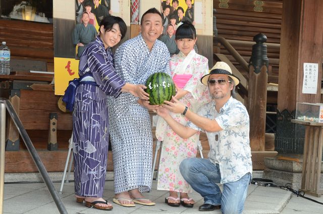 スイカ割りも行った林家たい平！ 映画『もういちど』大ヒット祈願イベント写真ギャラリー（9枚目）