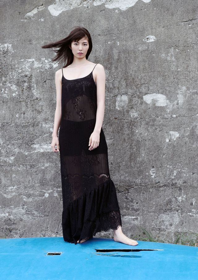 仲村トオル＆鷲尾いさ子の娘・ミオの初デジタル写真集「デジタル原色美女図鑑　ミオ　BIRTH」：フォトギャラリー