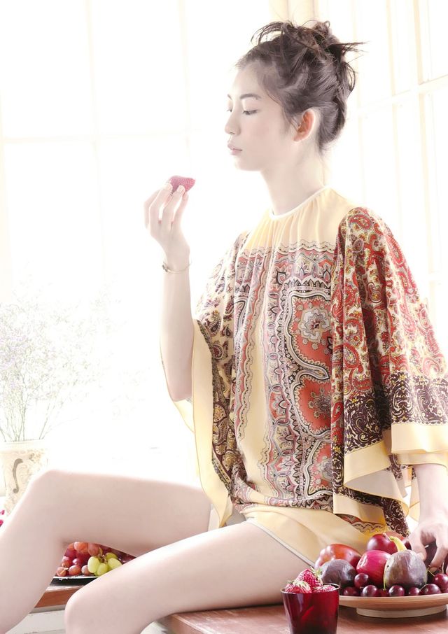 仲村トオル＆鷲尾いさ子の娘・ミオの初デジタル写真集「デジタル原色美女図鑑　ミオ　BIRTH」（2枚目）