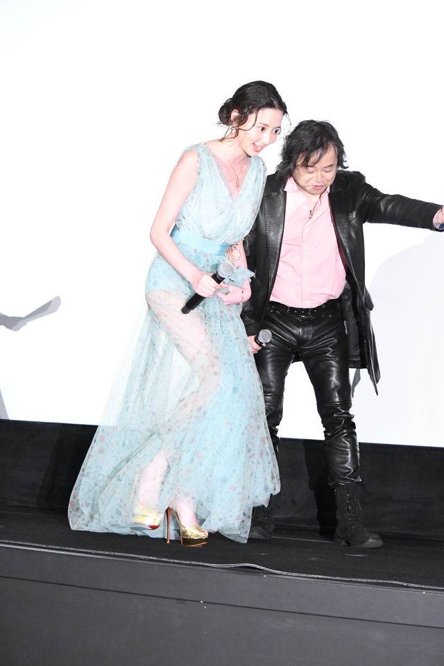 河北麻友子、大胆ドレスで魅了！『名探偵コナン　紺青の拳』公開記念舞台あいさつ（10枚目）