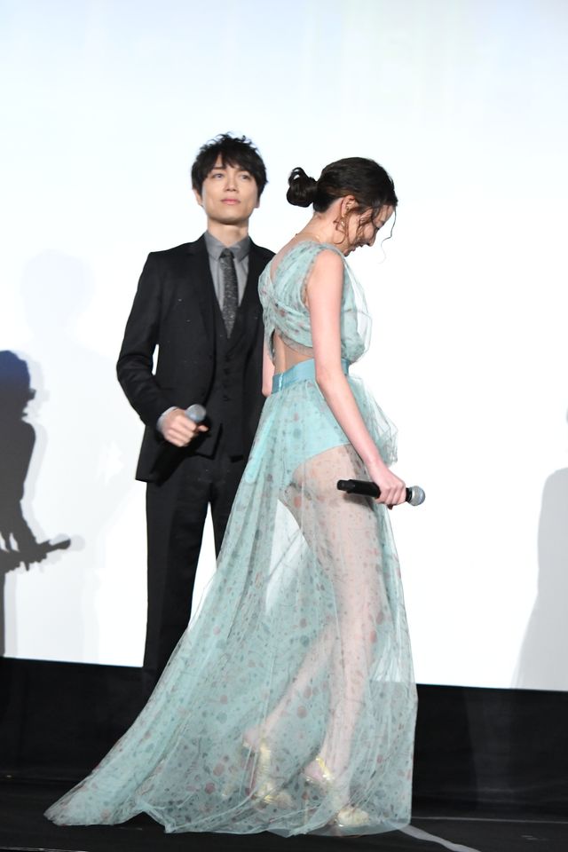 河北麻友子、大胆ドレスで魅了！『名探偵コナン　紺青の拳』公開記念舞台あいさつ（11枚目）