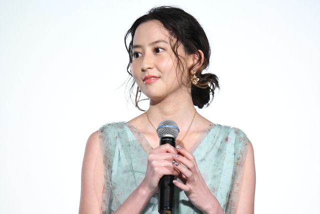 河北麻友子、大胆ドレスで魅了！『名探偵コナン　紺青の拳』公開記念舞台あいさつ（13枚目）