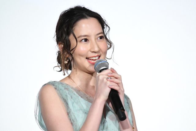 河北麻友子、大胆ドレスで魅了！『名探偵コナン　紺青の拳』公開記念舞台あいさつ（26枚目）