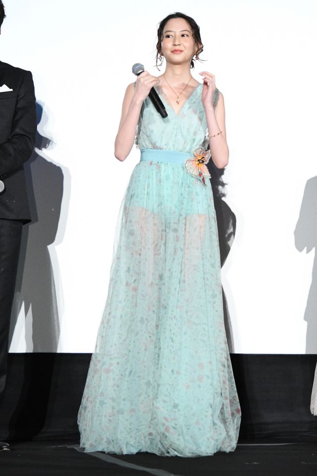 河北麻友子、大胆ドレスで魅了！『名探偵コナン　紺青の拳』公開記念舞台あいさつ（27枚目）