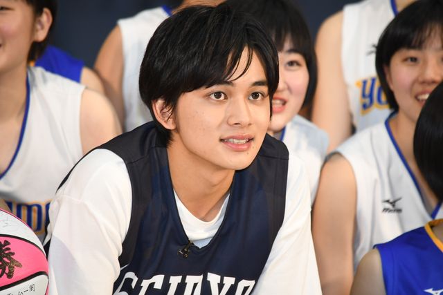 北村匠海、フリースロー対決に挑戦！『春待つ僕ら』バスケ部奨励イベント（11枚目）