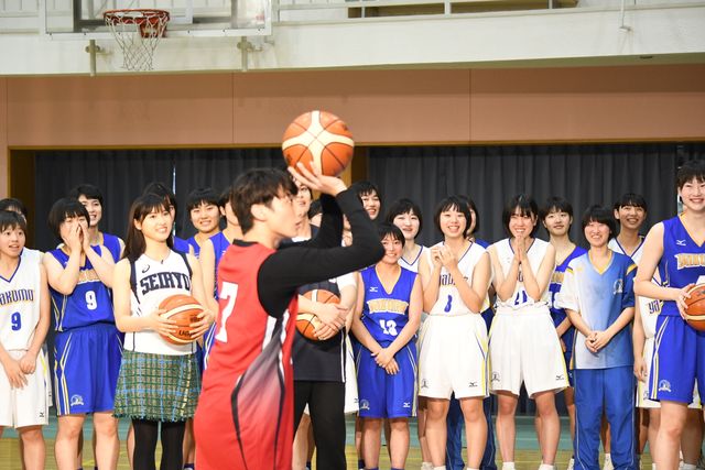 北村匠海、フリースロー対決に挑戦！『春待つ僕ら』バスケ部奨励イベント（17枚目）
