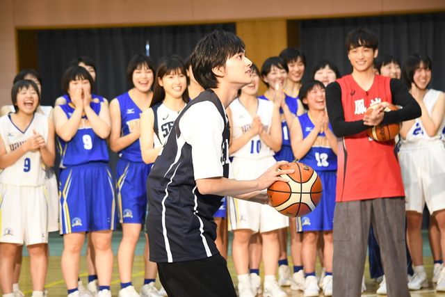 北村匠海、フリースロー対決に挑戦！『春待つ僕ら』バスケ部奨励イベント（27枚目）