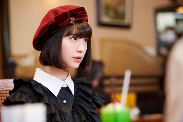 浜辺美波、かわいさが止まらない！『屍人荘の殺人』写真16枚（4枚目）