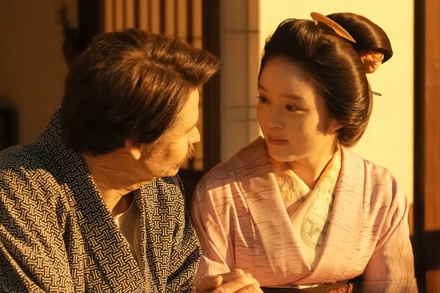 ヘブン（トミー・バストウ）はトキ（高石あかり）を見つめて…朝ドラ「ばけばけ」第122回の場面写真：フォトギャラリー