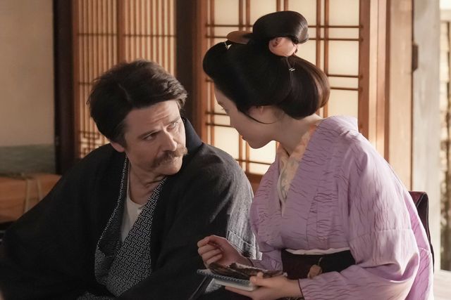 ヘブン（トミー・バストウ）はトキ（高石あかり）を見つめて…朝ドラ「ばけばけ」第122回の場面写真（4枚目）