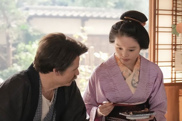 ヘブン（トミー・バストウ）はトキ（高石あかり）を見つめて…朝ドラ「ばけばけ」第122回の場面写真（5枚目）