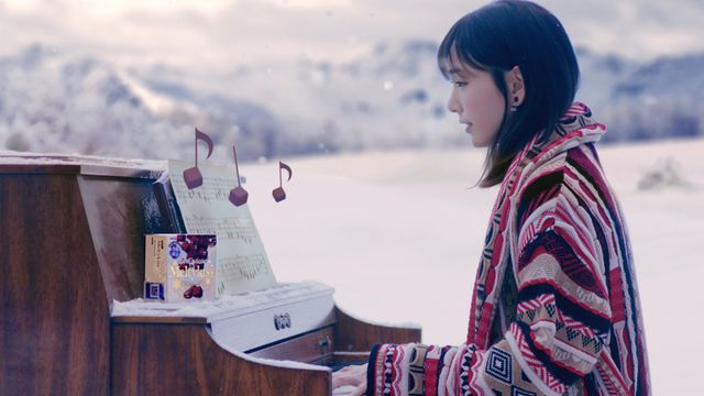 新垣結衣の“しあわせポーズ”が可愛すぎ！新CM「雪原のピアノ篇」：フォトギャラリー