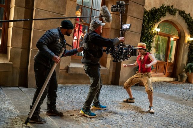 新田真剣佑、すごい筋肉！実写版「ONE PIECE」シーズン2メイキング画像：フォトギャラリー