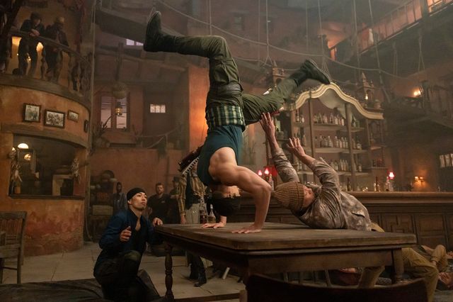 新田真剣佑、すごい筋肉！実写版「ONE PIECE」シーズン2メイキング画像（2枚目）