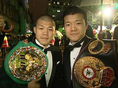 チャンピオンベルトを持った現世界王者亀田興毅と大毅の兄弟－ロンドン、ザ・オデオン・レスター・スクエア劇場前