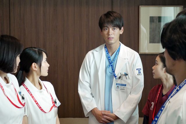 緊迫の竹内涼真…「ブラックペアン」場面写真公開：フォトギャラリー