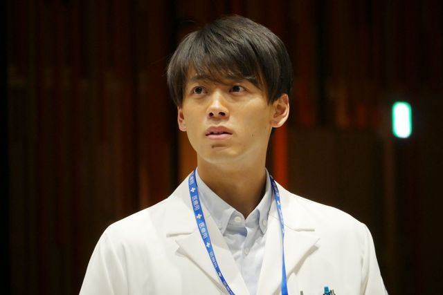 緊迫の竹内涼真…「ブラックペアン」場面写真公開（4枚目）