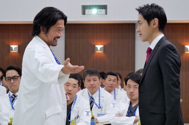 緊迫の竹内涼真…「ブラックペアン」場面写真公開（5枚目）