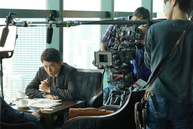 小栗旬＆星野源『罪の声』撮影現場の様子＜メイキング写真8枚＞（6枚目）