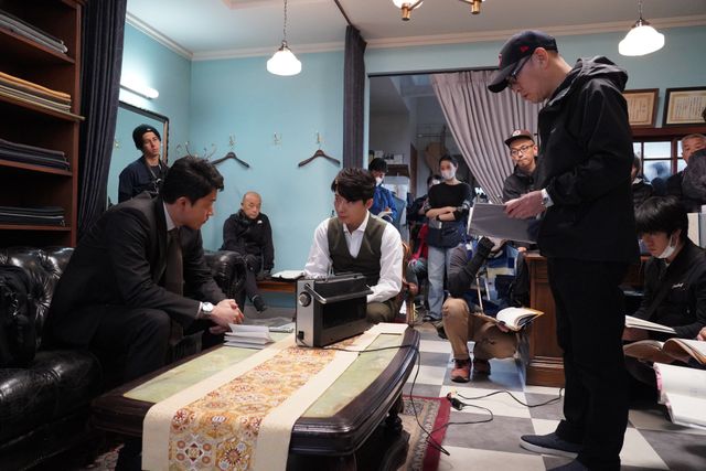 小栗旬＆星野源『罪の声』撮影現場の様子＜メイキング写真8枚＞（7枚目）