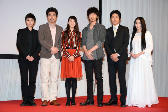 綾野剛、武井咲のおねだり攻撃にデレデレ！フォトギャラリー：フォトギャラリー