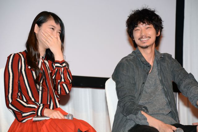 綾野剛、武井咲のおねだり攻撃にデレデレ！フォトギャラリー（2枚目）