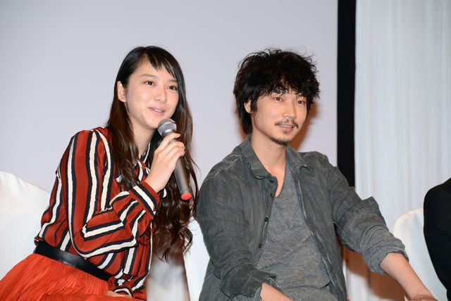 綾野剛、武井咲のおねだり攻撃にデレデレ！フォトギャラリー（4枚目）