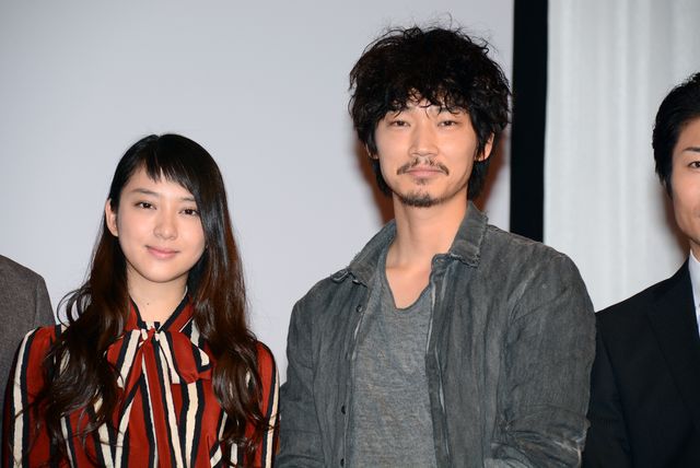 綾野剛、武井咲のおねだり攻撃にデレデレ！フォトギャラリー（5枚目）