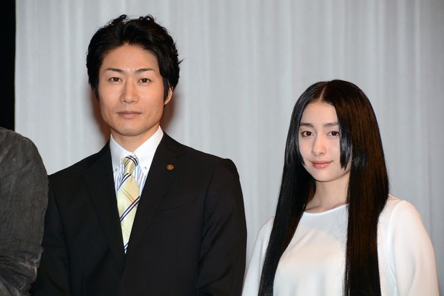 綾野剛、武井咲のおねだり攻撃にデレデレ！フォトギャラリー（6枚目）