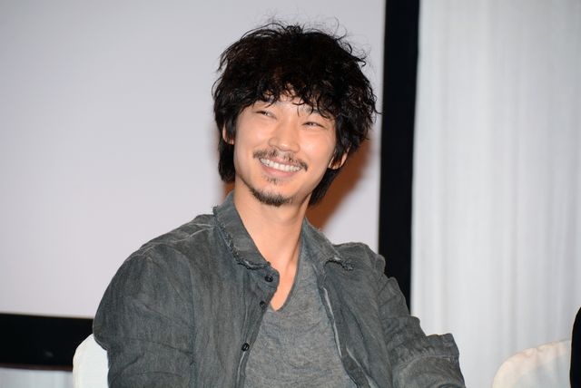 綾野剛、武井咲のおねだり攻撃にデレデレ！フォトギャラリー（7枚目）