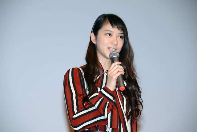 綾野剛、武井咲のおねだり攻撃にデレデレ！フォトギャラリー（8枚目）