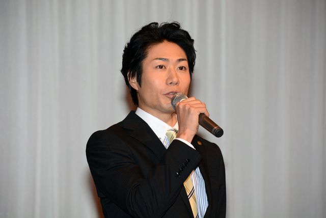 綾野剛、武井咲のおねだり攻撃にデレデレ！フォトギャラリー（10枚目）