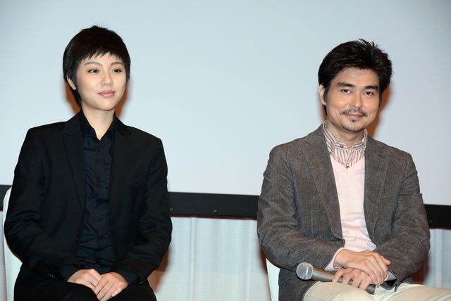 綾野剛、武井咲のおねだり攻撃にデレデレ！フォトギャラリー（11枚目）