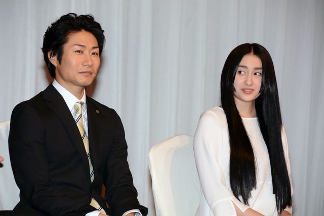 綾野剛、武井咲のおねだり攻撃にデレデレ！フォトギャラリー（15枚目）