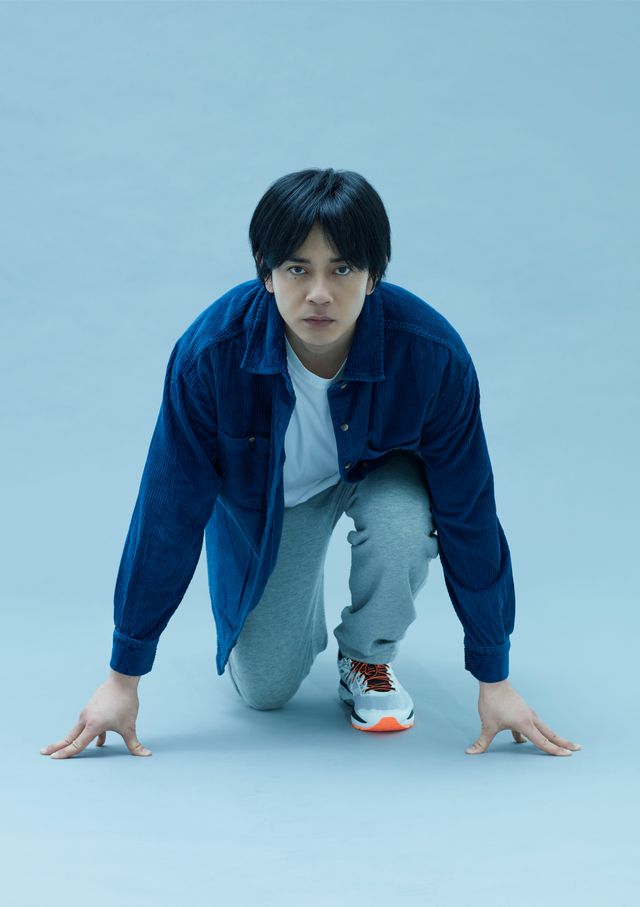 クラウチングポーズを決める青柳翔「ドラマW 食い逃げキラー」：フォトギャラリー