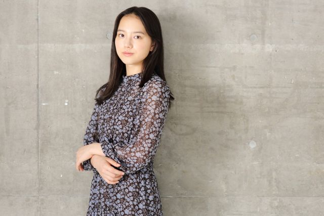 清原果耶『宇宙でいちばんあかるい屋根』インタビューカット集（2枚目）