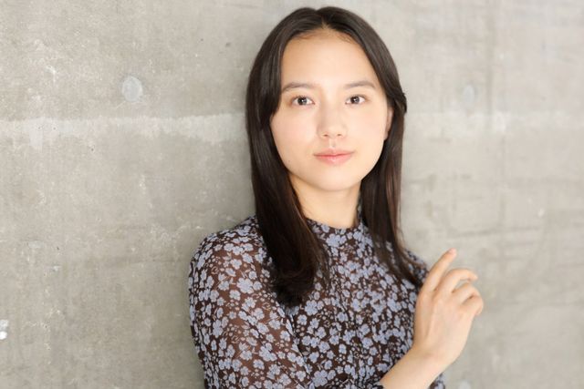 清原果耶『宇宙でいちばんあかるい屋根』インタビューカット集（3枚目）