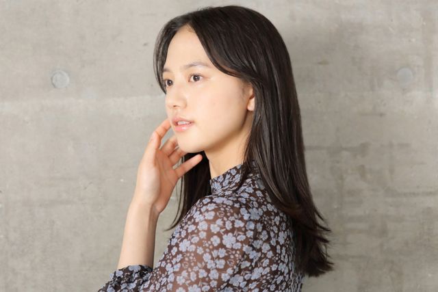 清原果耶『宇宙でいちばんあかるい屋根』インタビューカット集（4枚目）