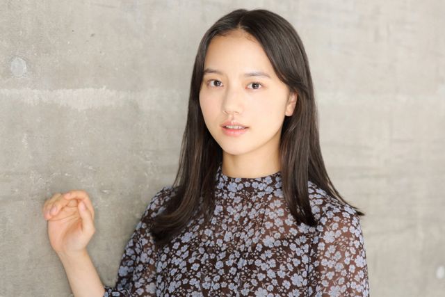 清原果耶『宇宙でいちばんあかるい屋根』インタビューカット集（5枚目）