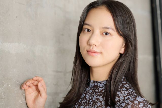 清原果耶『宇宙でいちばんあかるい屋根』インタビューカット集（8枚目）