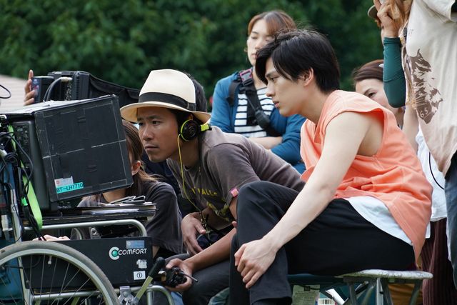 新田真剣佑＆北村匠海、演奏シーンがカッコ良すぎ！『サヨナラまでの30分』撮影現場写真：フォトギャラリー