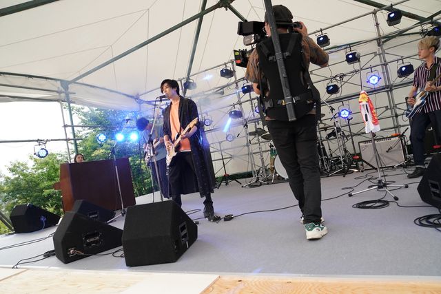 新田真剣佑＆北村匠海、演奏シーンがカッコ良すぎ！『サヨナラまでの30分』撮影現場写真（2枚目）