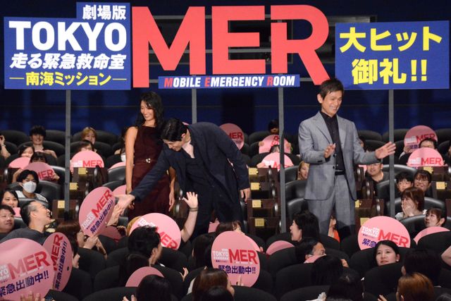 鈴木亮平、江口洋介、菜々緒の神ファンサ！『劇場版TOKYO MER～走る緊急救命室～南海ミッション』舞台あいさつ（13枚目）