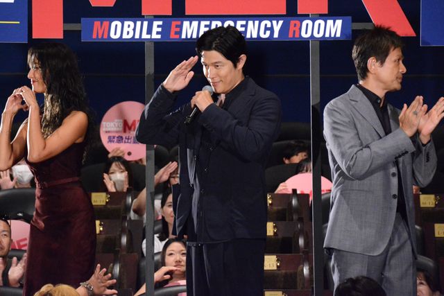 鈴木亮平、江口洋介、菜々緒の神ファンサ！『劇場版TOKYO MER～走る緊急救命室～南海ミッション』舞台あいさつ（15枚目）