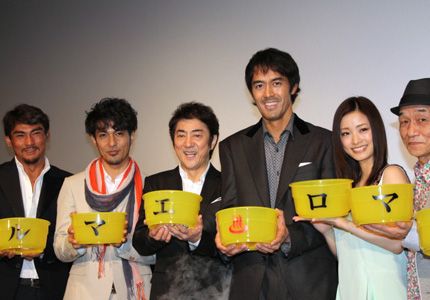 濃い顔ずらり！　左から宍戸開、北村一輝、市村正親、阿部寛、上戸彩、笹野高史