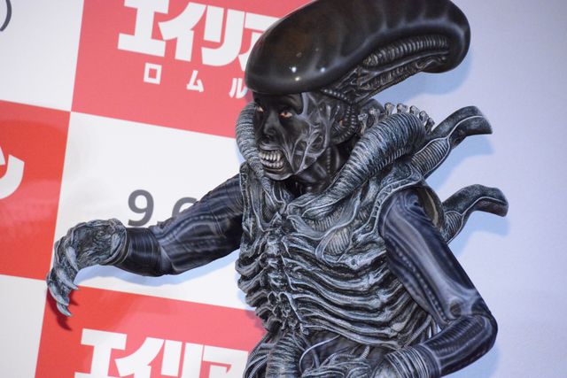 ヤバすぎ…研ナオコが衝撃のエイリアン姿！全身フルメイクでイベント登場：フォトギャラリー