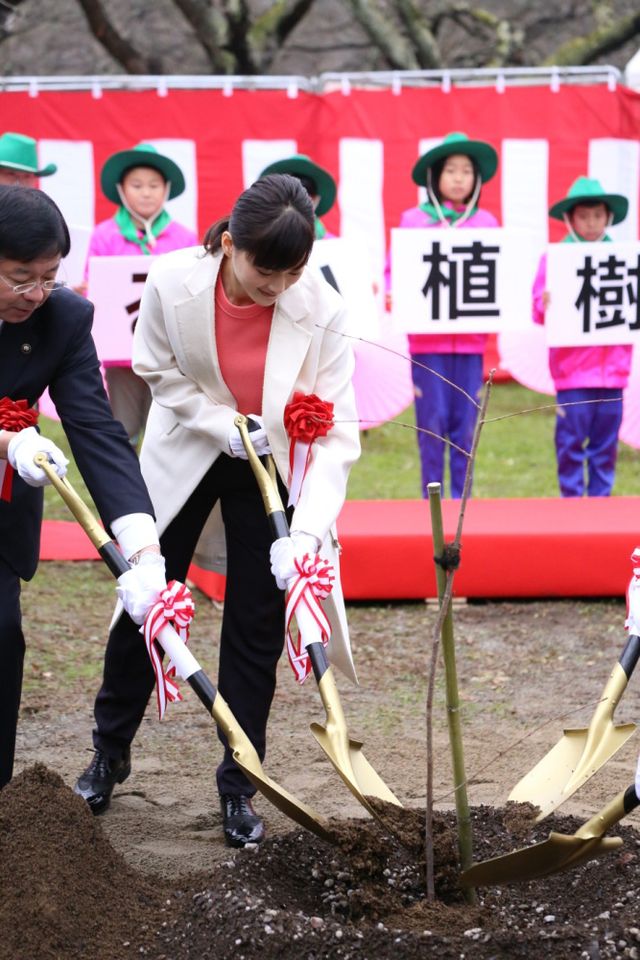綾瀬はるか、八重桜「はるか」植樹セレモニーに出席！フォトギャラリー：フォトギャラリー