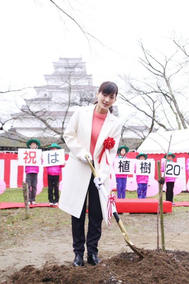 綾瀬はるか、八重桜「はるか」植樹セレモニーに出席！フォトギャラリー（2枚目）