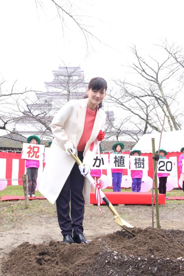綾瀬はるか、八重桜「はるか」植樹セレモニーに出席！フォトギャラリー（3枚目）